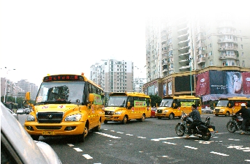 浙江瑞安：5辆“长鼻子”校车环城巡游