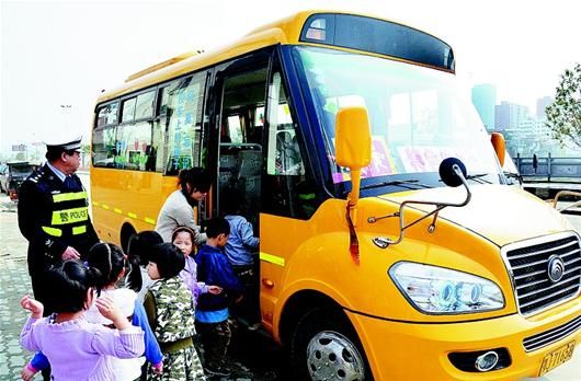 湖北罗田县：孩子们坐上“大鼻子”新校车（图）