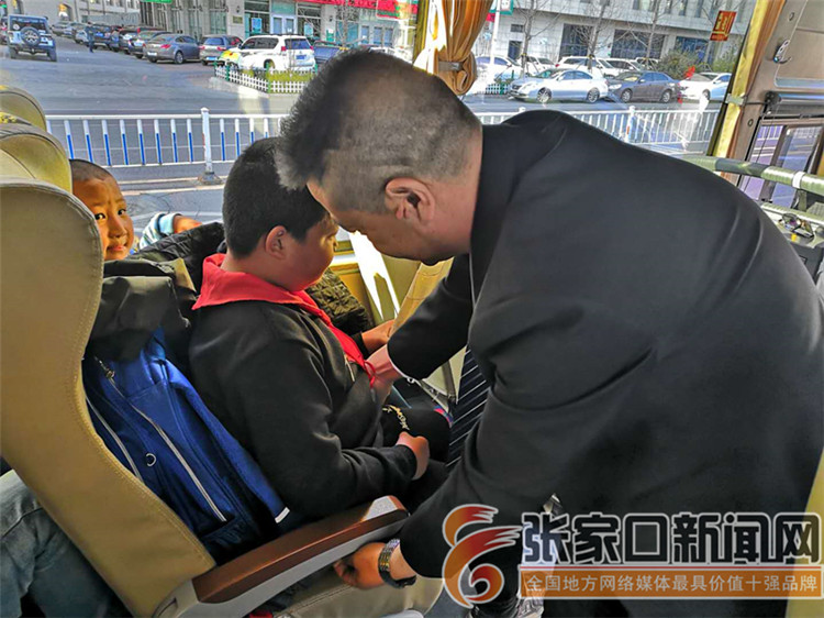 “接送学生”大巴开进人头山村