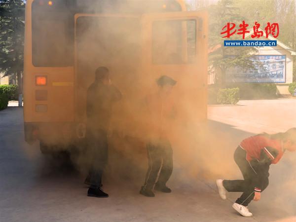 乘坐校车突发火灾，诸城这些学生这样做！