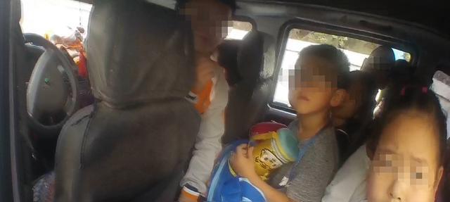 密密麻麻挤满了孩子！保定放学路上一“校车”超员150%