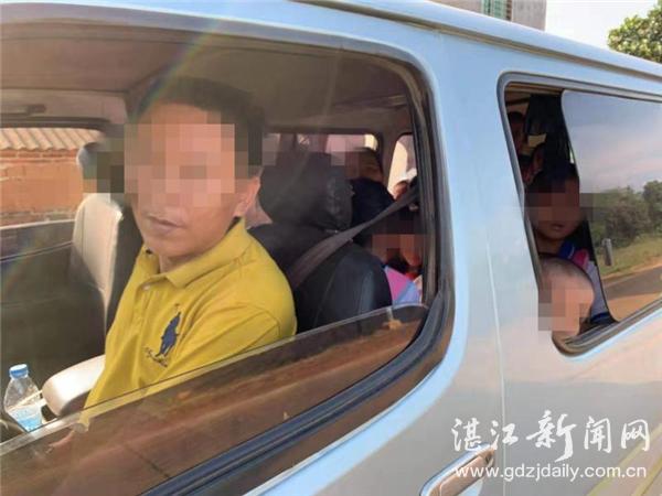 雷州交警查获一辆超员100%“非法校车”