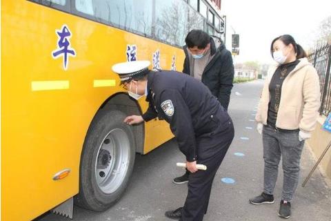 确保学生坐上“安全车”和“放心车” 高密市校车安全管理大练兵